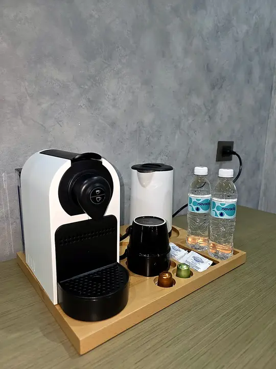Estación de café y agua en la habitación