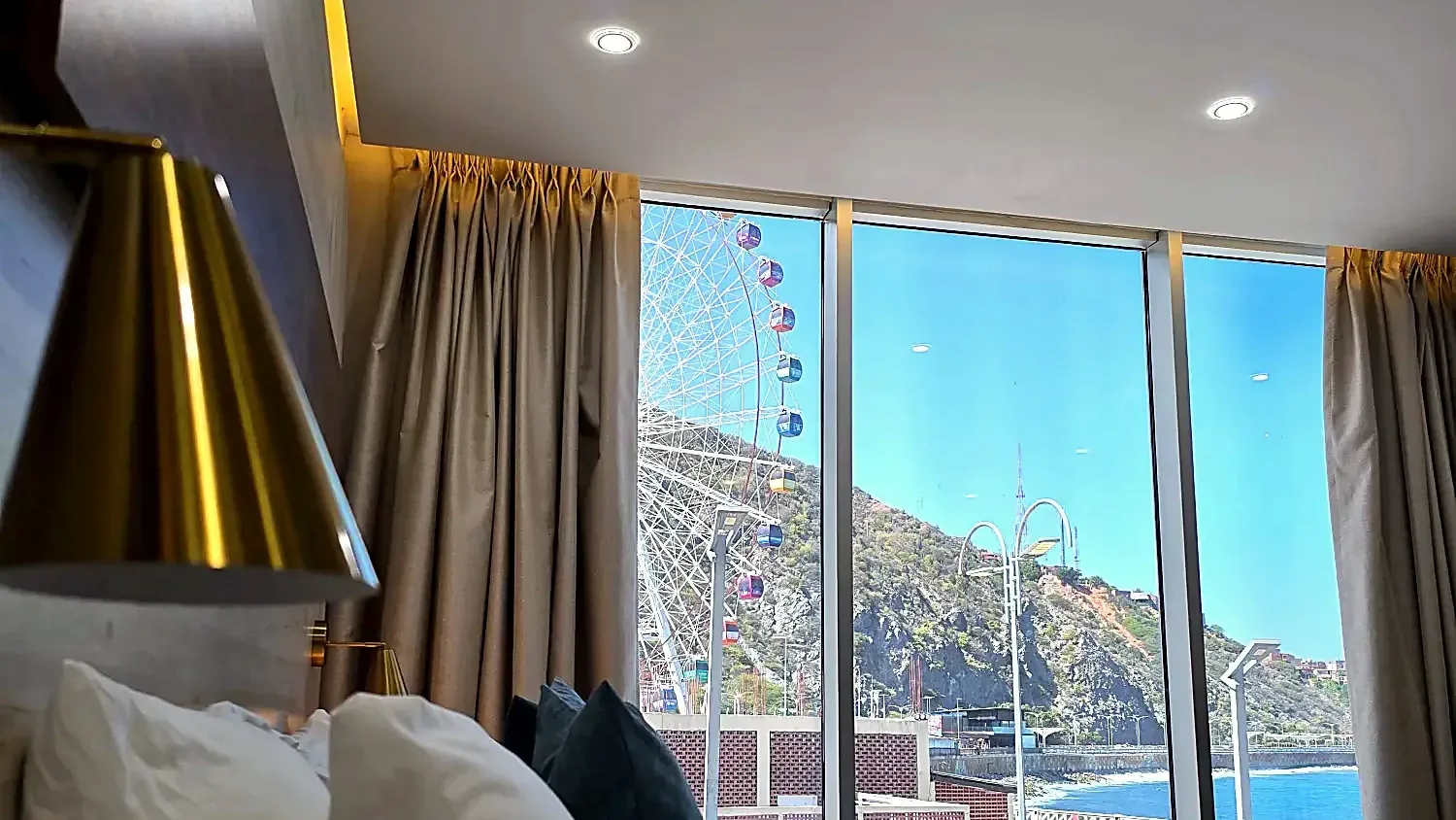Suite con ventanal hacia el mar y la noria de La Guaira